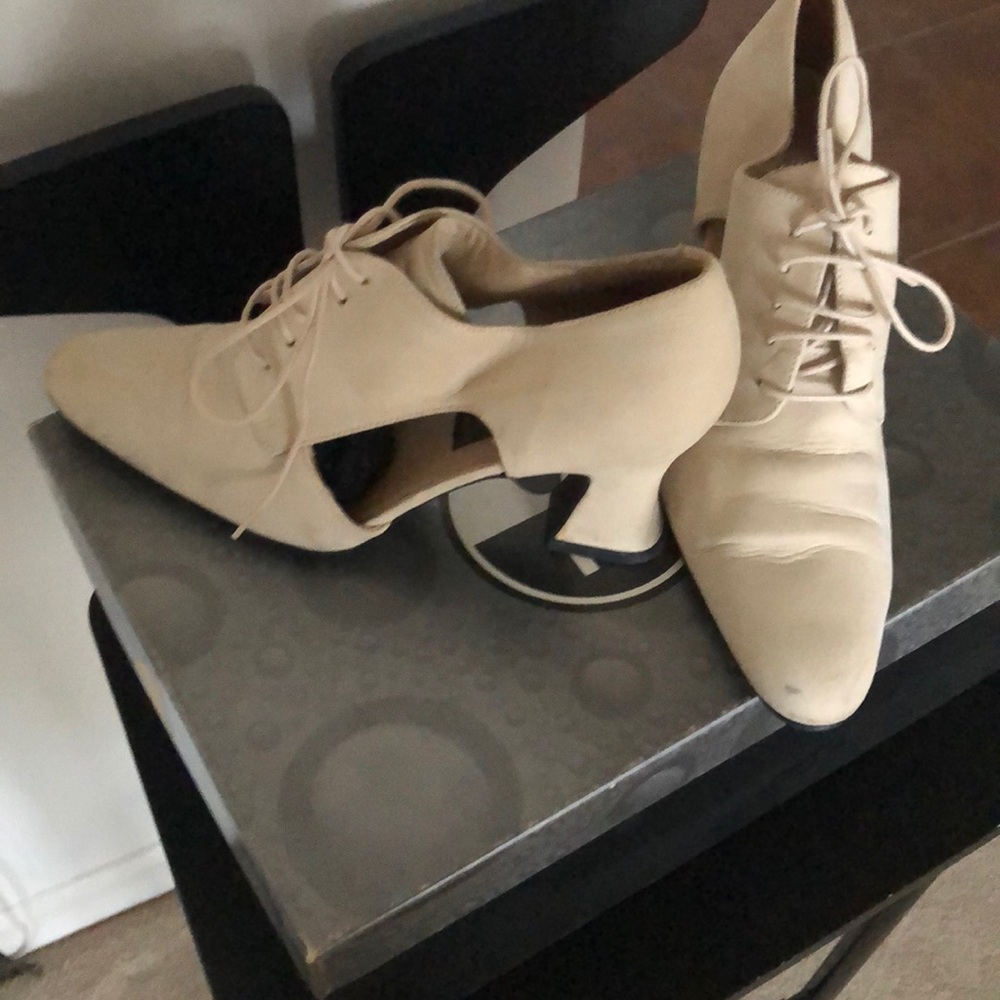 Ladies shoes